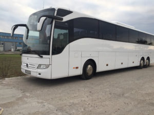 Biały autobus z firmy przewozu osób czeka na klientów na parkingu w Warszawie, transport osób Warszawa