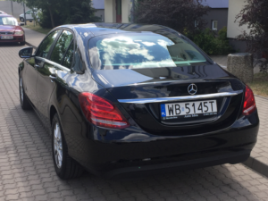 Czarny samochód osobowy do przewozu osób stoi na parkingu firmy MarCar w Warszawie